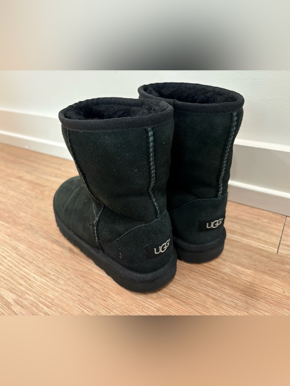 UGG Kids Black Short Suede Boots Cozy Warm Fur Shearling Trendy Fall Little Girl
